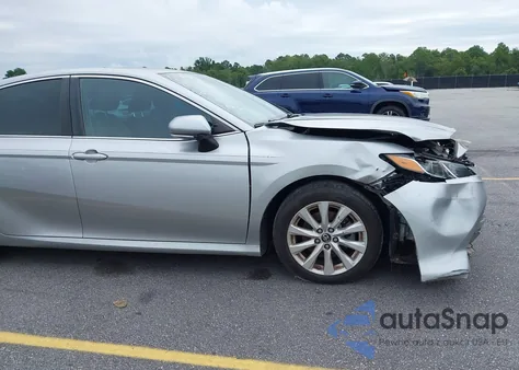 2018 Toyota Camry Le z USA, uszkodzony, nr VIN 4T1B11HK7JU058646